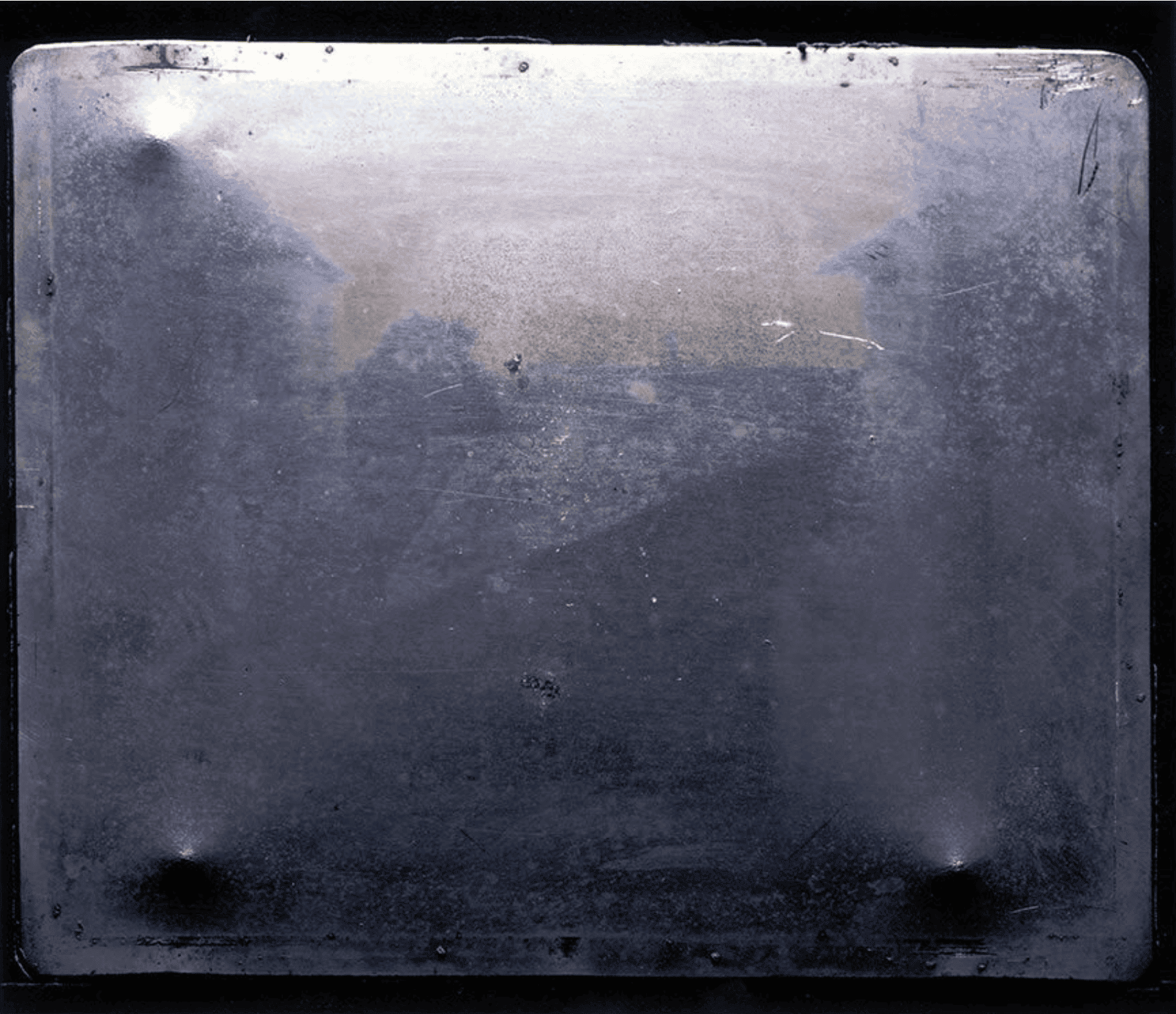 Joseph Nicéphore Niépce-Le «Point de vue du Gras» • Plaque d’étain de 16.7 x 20.3 cm, 1827 Joseph Nicéphore Niépce-Le «Point de vue du Gras» • Plaque d’étain de 16.7 x 20.3 cm, 1827